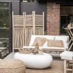 Natúr színű, kézzel font raffia puff kör alakú formával - teraszon, natúr bútorokkal