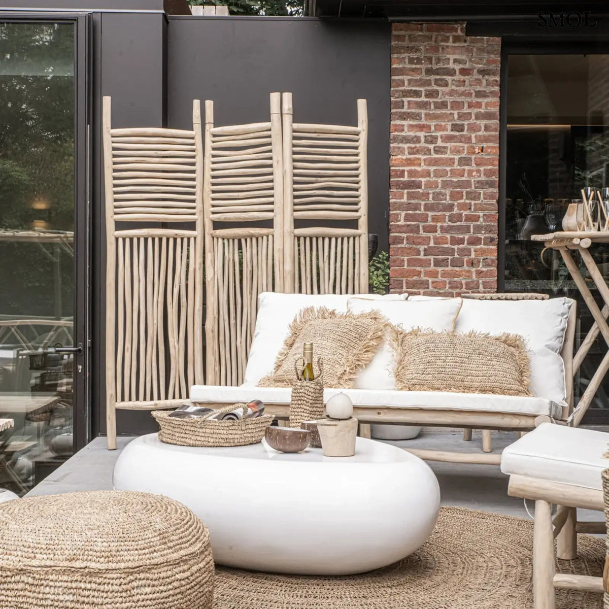 Natúr színű, kézzel font raffia puff kör alakú formával - teraszon, natúr bútorokkal