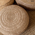 Natúr színű, kézzel font raffia puff kör alakú formával - felülről