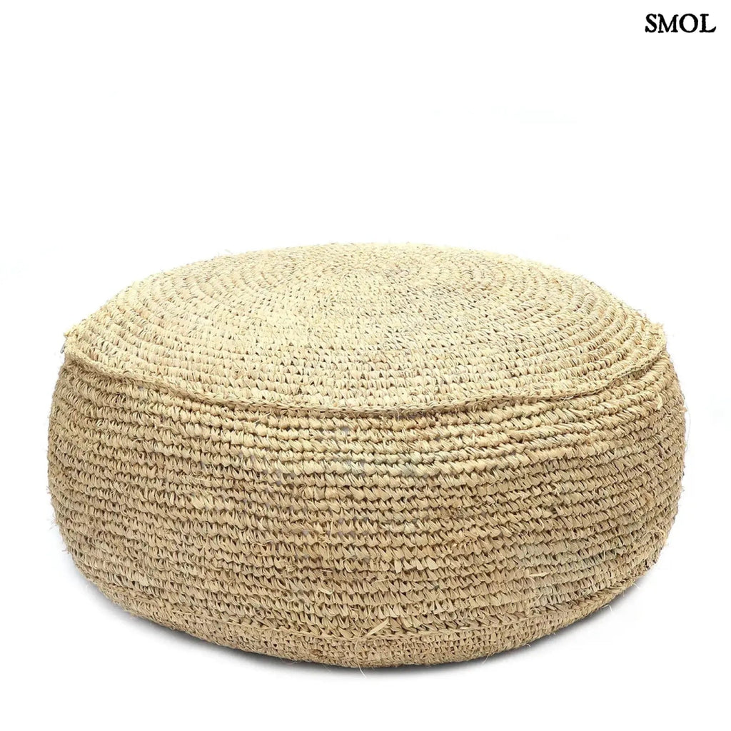 Natúr színű, kézzel font raffia puff kör alakú formával - fehér háttérrel