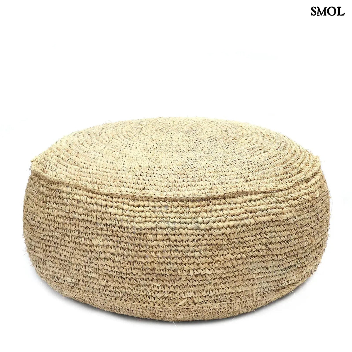 Natúr színű, kézzel font raffia puff kör alakú formával - fehér háttérrel