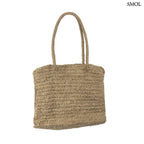 Természetes színű, fonott raffia strandtáska és shopper hosszú vállpántokkal, fehér háttérrel