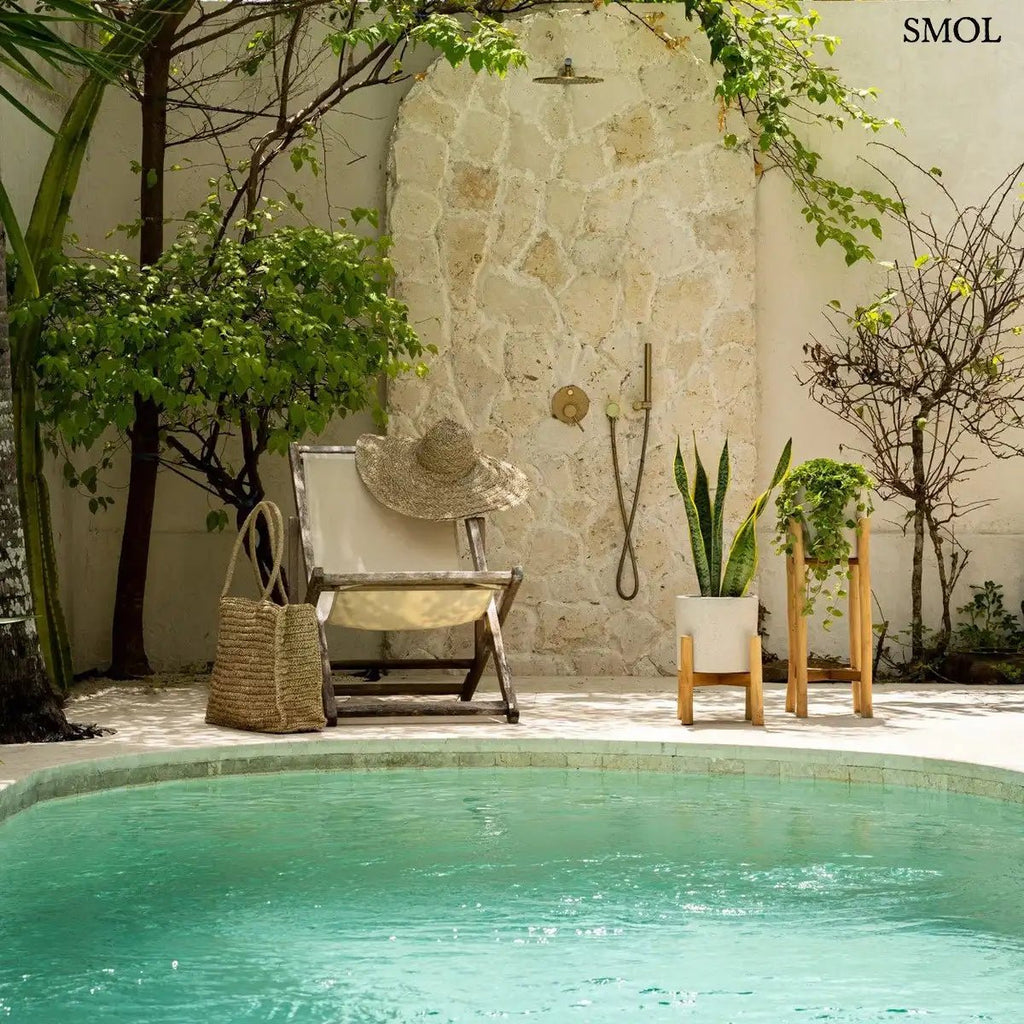 Természetes színű, fonott raffia strandtáska és shopper hosszú vállpántokkal, medencénél, fotel mellett