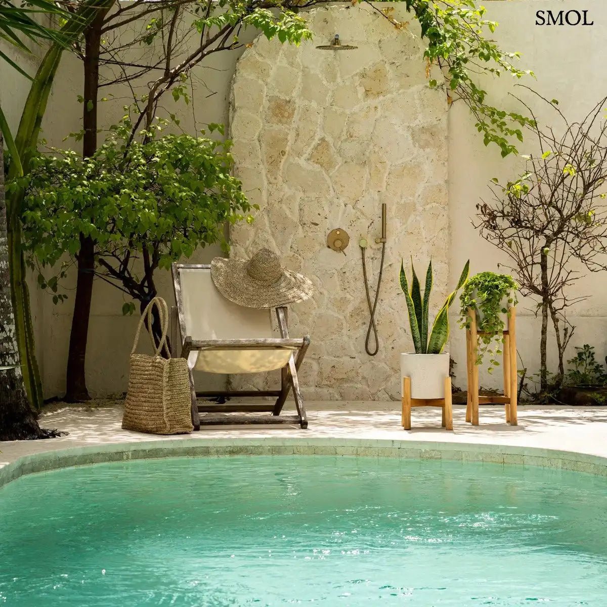 Természetes színű, fonott raffia strandtáska és shopper hosszú vállpántokkal, medencénél, fotel mellett