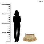 Raffia tárolókosár natúr színben, rojtos boho díszítéssel, méretarányosan