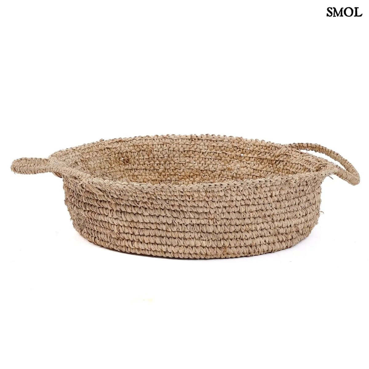 Natúr raffiából készült tárolókosár két füllel - fehér háttérrel