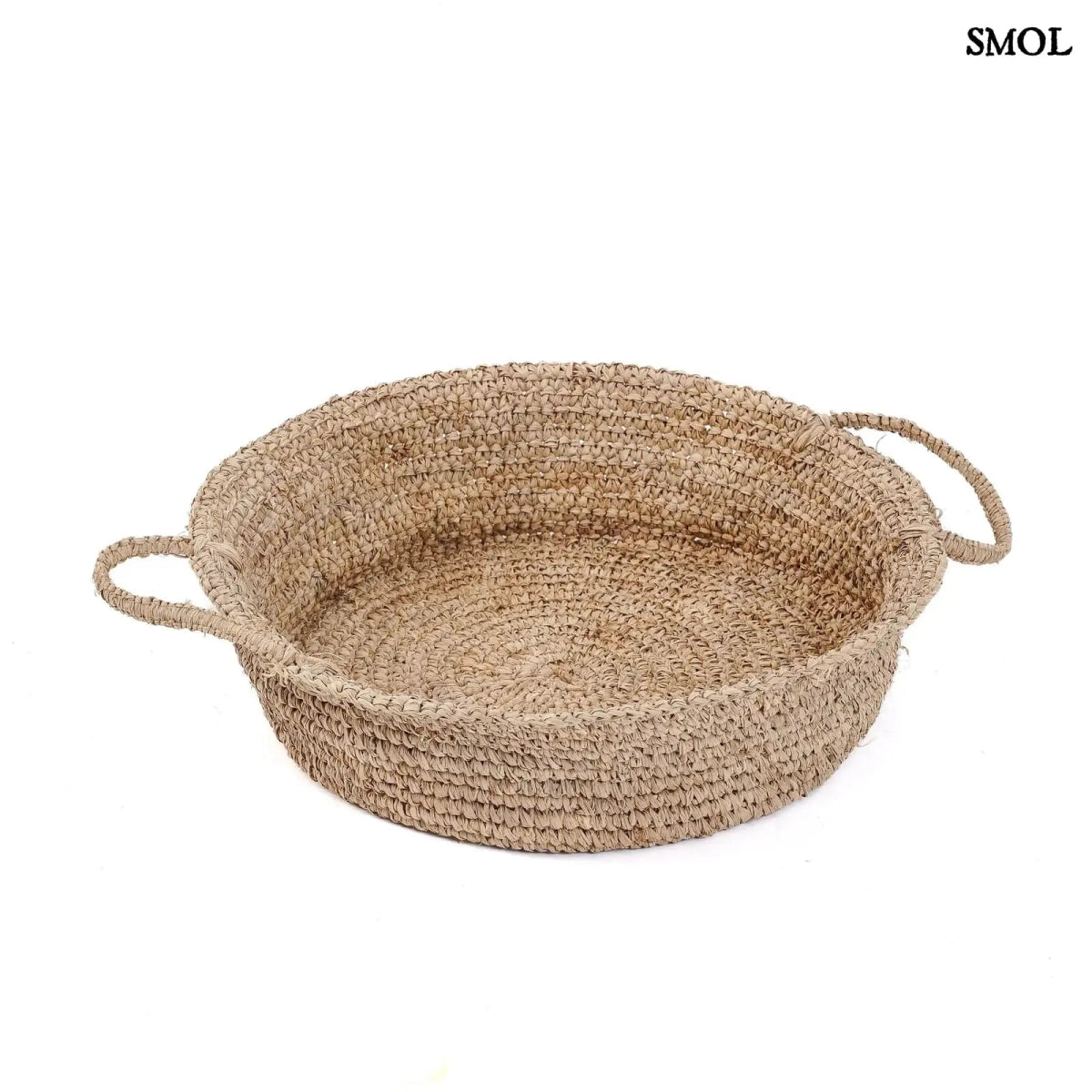 Natúr raffiából készült tárolókosár két füllel - fehér háttérrel, ferdén