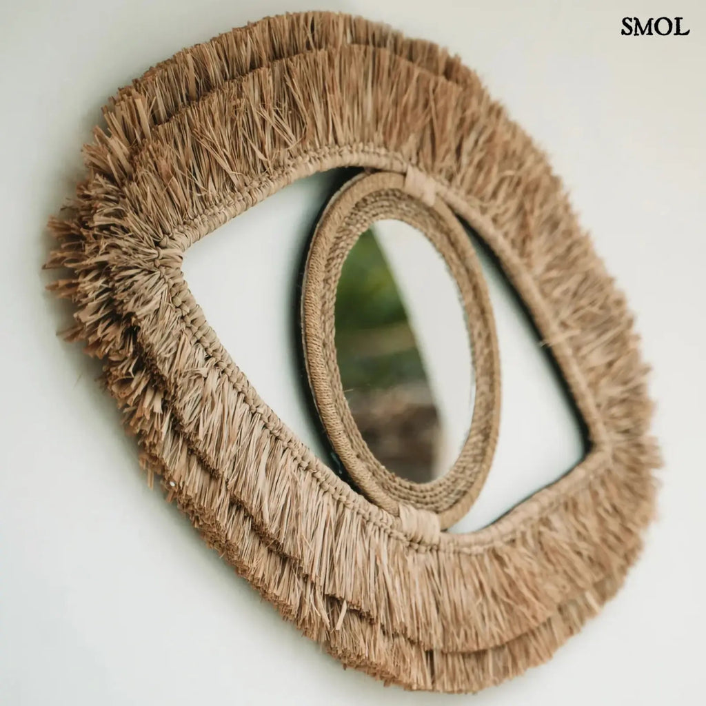 Szem alakú raffia tükör 70 cm széles kivitelben, természetes anyagból készült indonéz fali dísz ferdén, falon