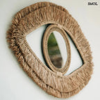 Szem alakú raffia tükör 70 cm széles kivitelben, természetes anyagból készült indonéz fali dísz ferdén, falon