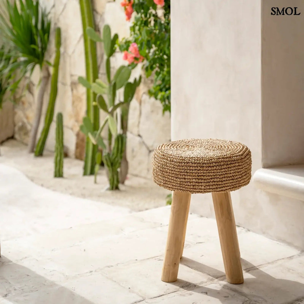 Kézzel font raffia ülőke natúr tíkfa lábakkal, teraszon