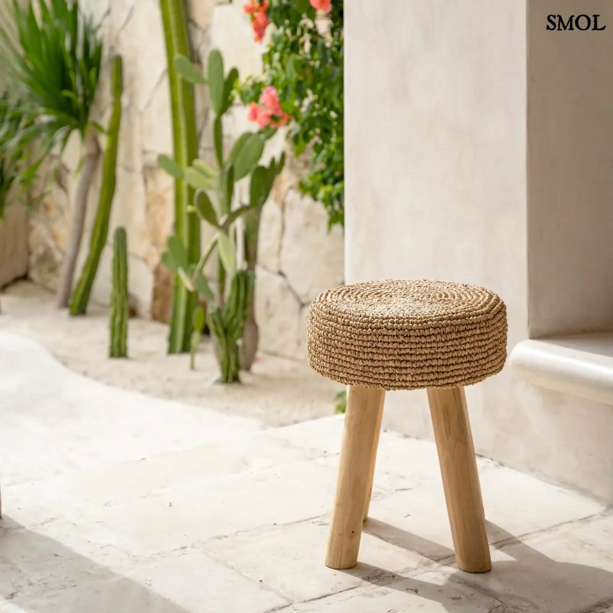 Kézzel font raffia ülőke natúr tíkfa lábakkal, teraszon
