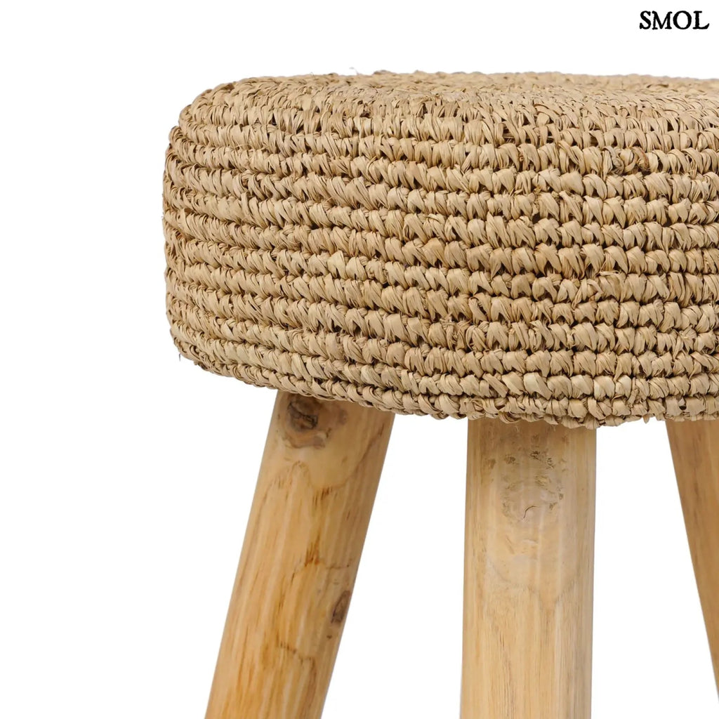 Kézzel font raffia ülőke natúr tíkfa lábakkal, oldalról nagyítva