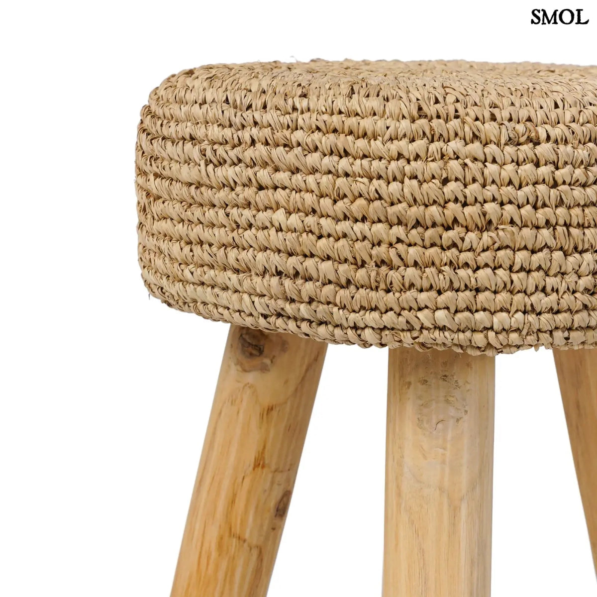 Kézzel font raffia ülőke natúr tíkfa lábakkal, oldalról nagyítva