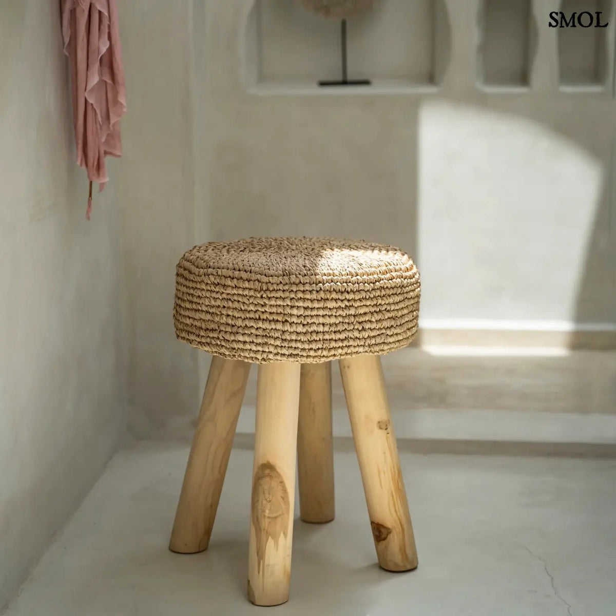 Kézzel font raffia ülőke natúr tíkfa lábakkal, fürdőszobában