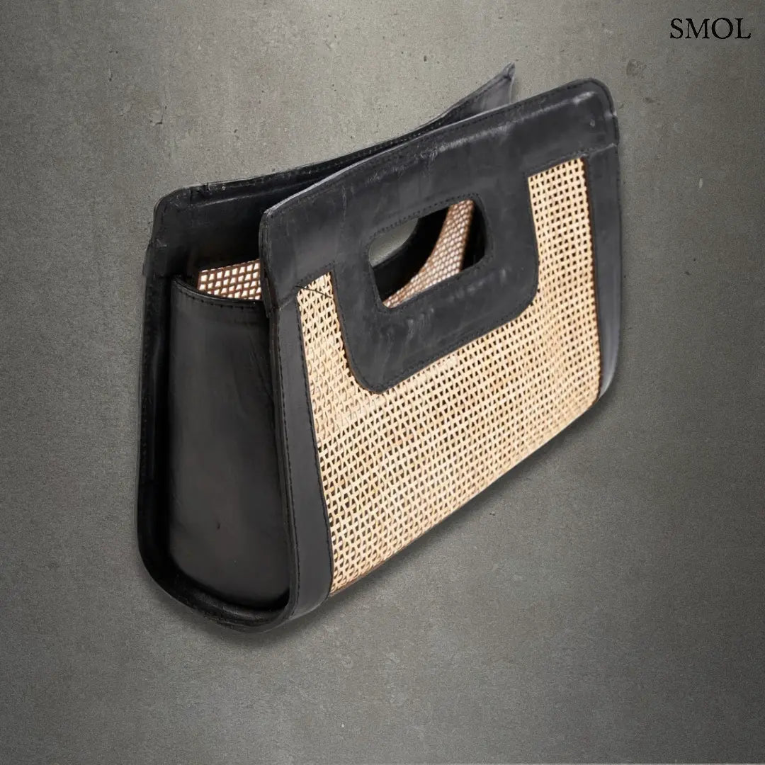 Rattan betétes bőr kézitáska fekete színben, bécsi fonattal és kézi fogantyúval, szürke háttérrel