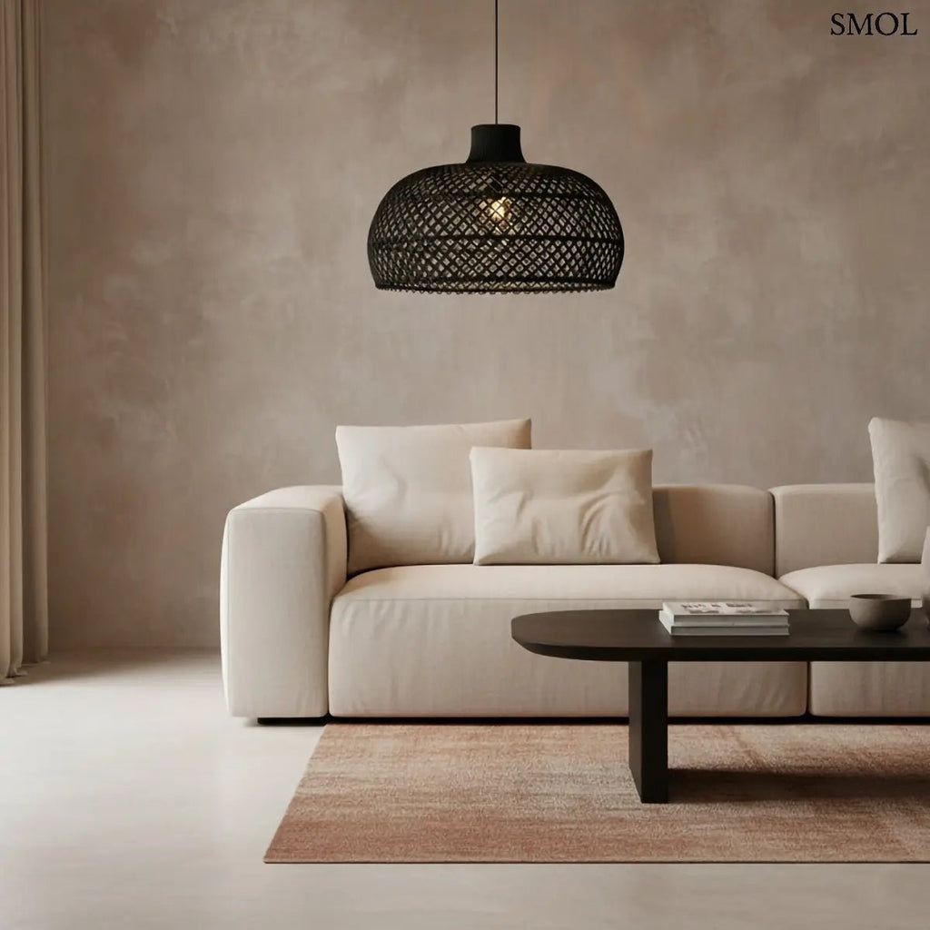 Fekete rattan függőlámpa modern, kézzel szőtt Maze búrával, nappaliban