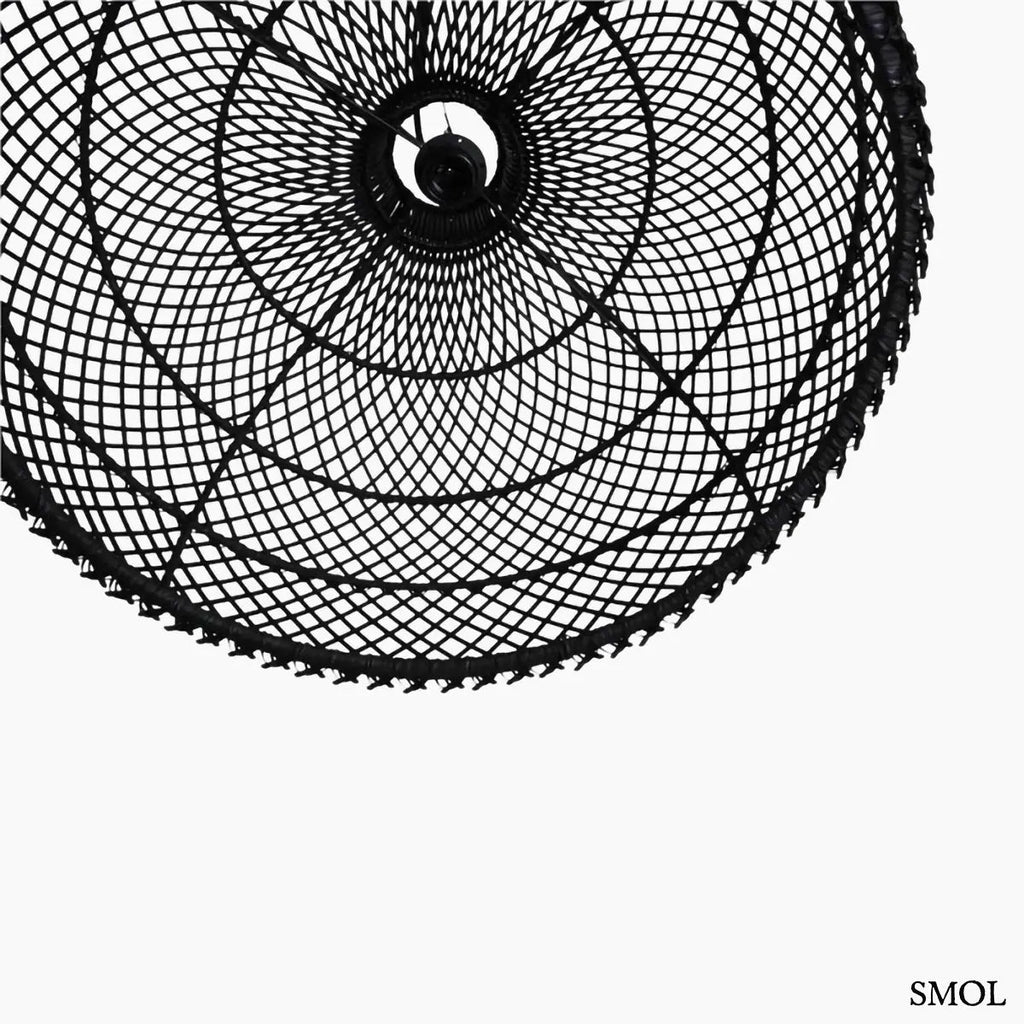 Fekete rattan függőlámpa modern, kézzel szőtt Maze búrával, alulról