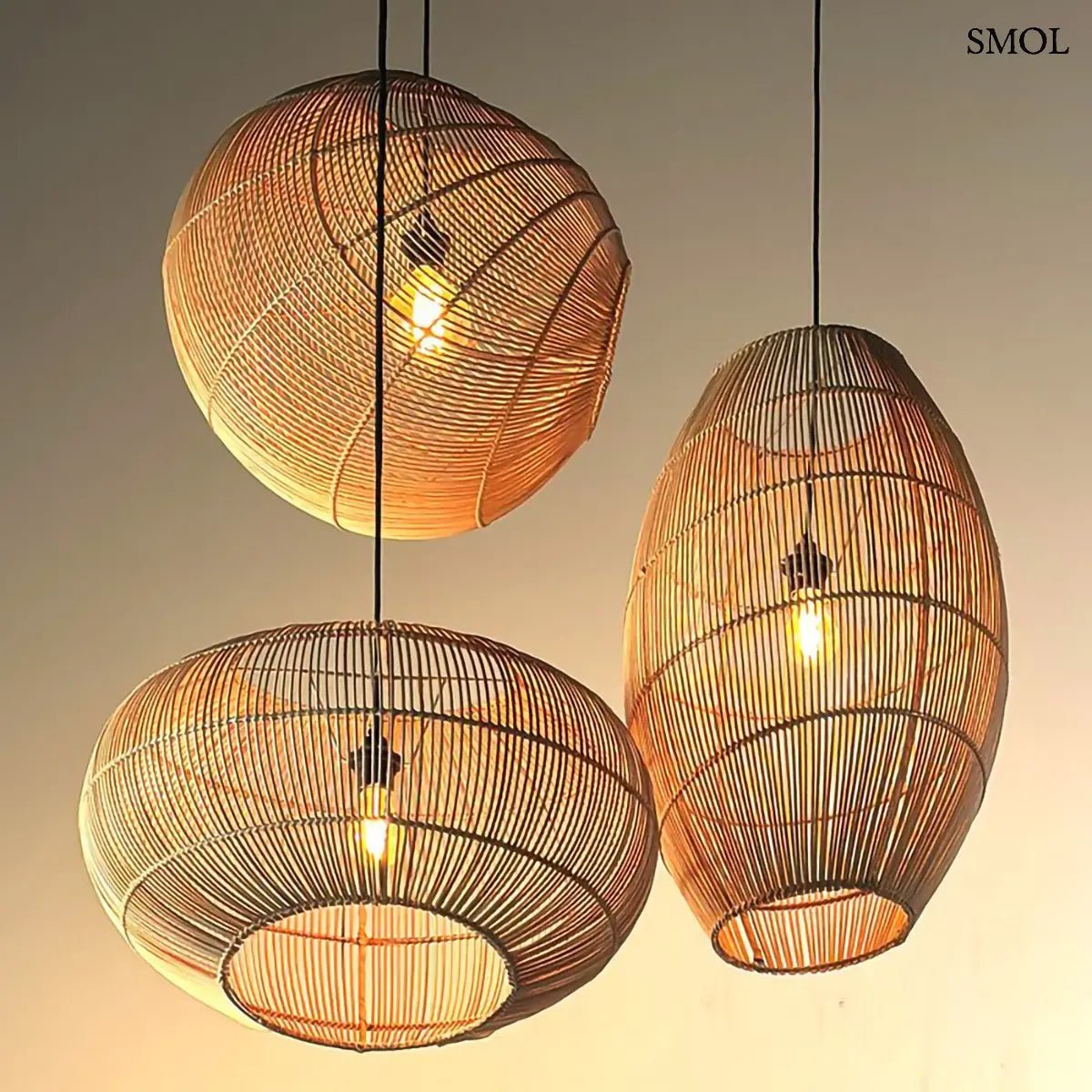 Aszimmetrikus gömb alakú, kézzel font natúr rattan függőlámpa fekete kábellel, több formában