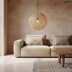 Aszimmetrikus gömb alakú, kézzel font natúr rattan függőlámpa fekete kábellel, nappaliban