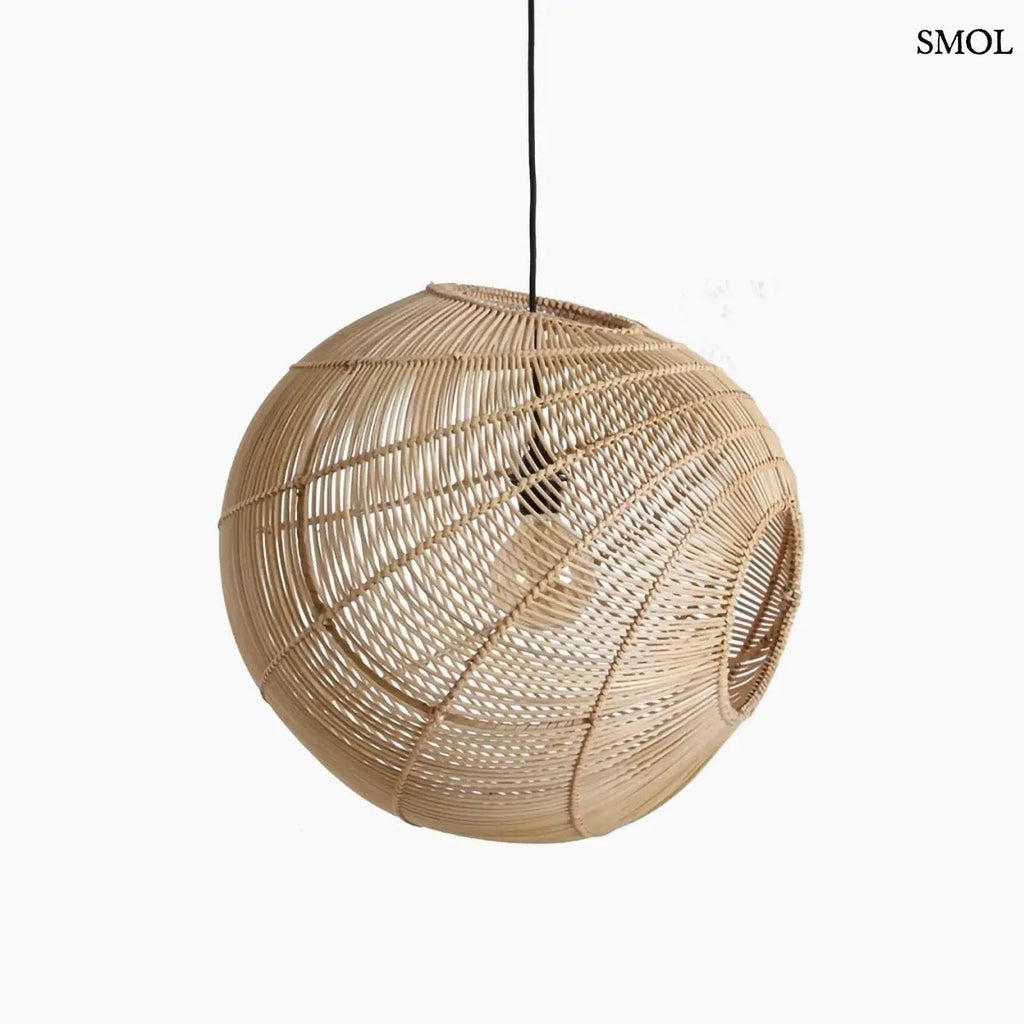 Aszimmetrikus gömb alakú, kézzel font natúr rattan függőlámpa fekete kábellel, oldalról