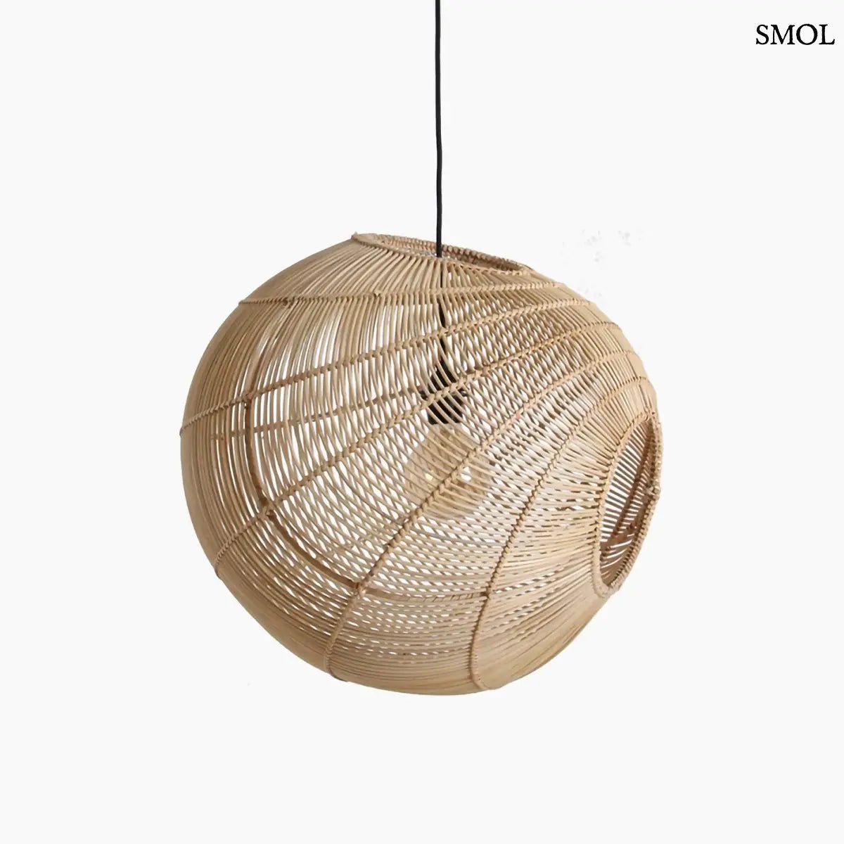 Aszimmetrikus gömb alakú, kézzel font natúr rattan függőlámpa fekete kábellel, oldalról