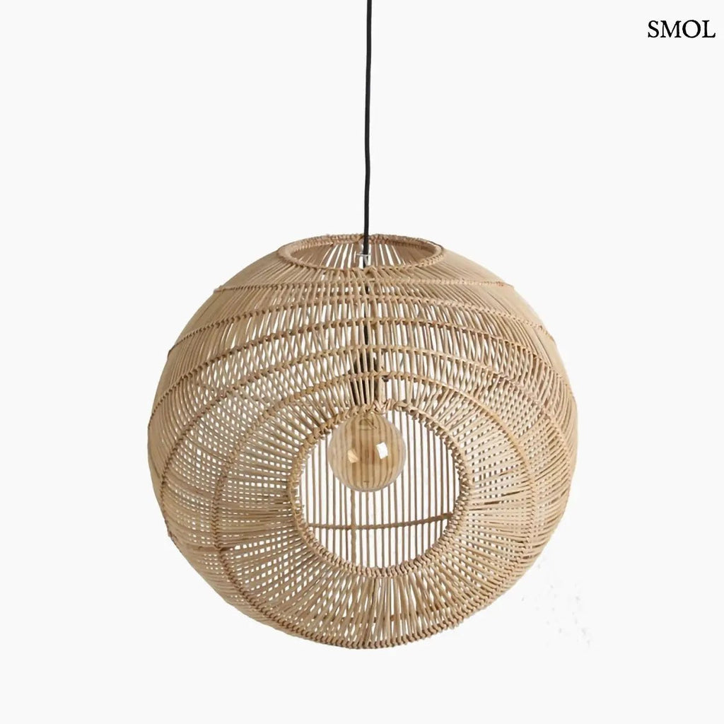 Aszimmetrikus gömb alakú, kézzel font natúr rattan függőlámpa fekete kábellel, szemből