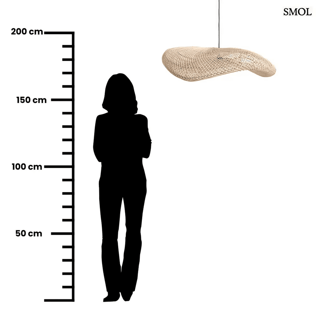 Organikus, hullámos vonalvezetésű natúr rattan függőlámpa kézzel szőtt textúrával és fekete kábellel, modern és bohém stílusú terekhez, méretarányosan