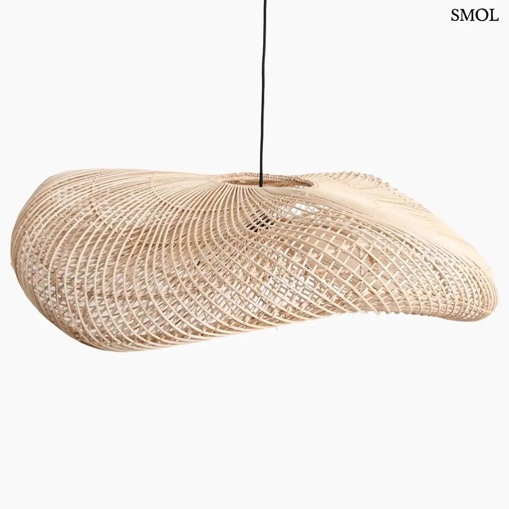 Organikus, hullámos vonalvezetésű natúr rattan függőlámpa kézzel szőtt textúrával és fekete kábellel, modern és bohém stílusú terekhez, elforgatva