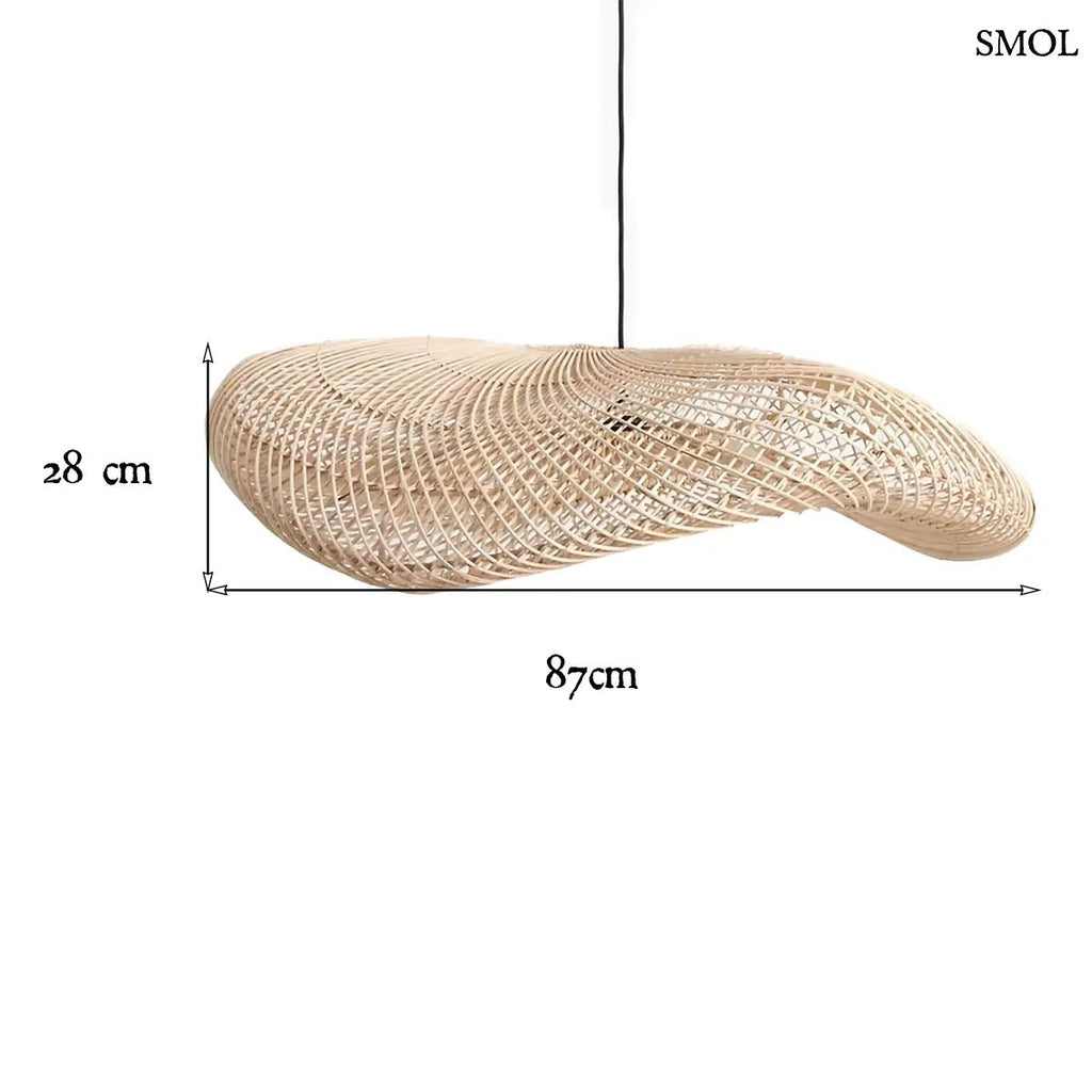 Organikus, hullámos vonalvezetésű natúr rattan függőlámpa kézzel szőtt textúrával és fekete kábellel, modern és bohém stílusú terekhez, méretekkel