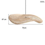 Organikus, hullámos vonalvezetésű natúr rattan függőlámpa kézzel szőtt textúrával és fekete kábellel, modern és bohém stílusú terekhez, méretekkel