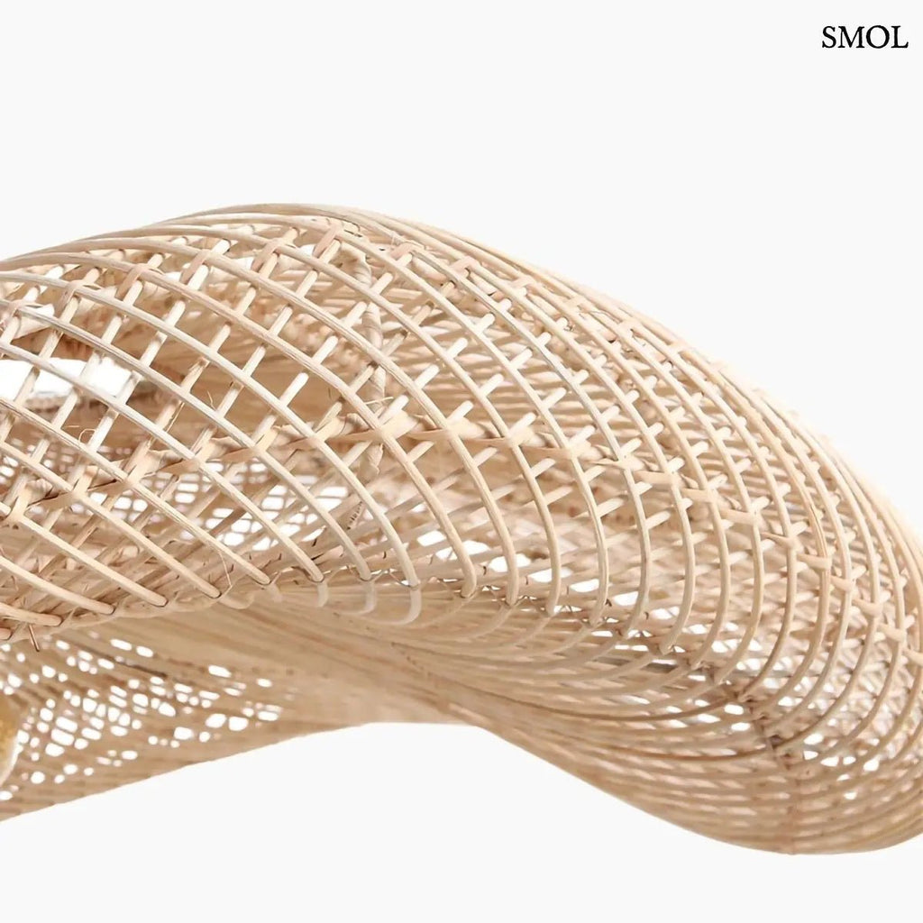 Organikus, hullámos vonalvezetésű natúr rattan függőlámpa kézzel szőtt textúrával és fekete kábellel, modern és bohém stílusú terekhez, oldalról nagyítva