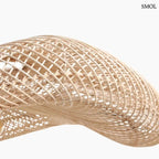 Organikus, hullámos vonalvezetésű natúr rattan függőlámpa kézzel szőtt textúrával és fekete kábellel, modern és bohém stílusú terekhez, oldalról nagyítva