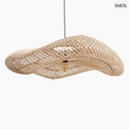 Organikus, hullámos vonalvezetésű natúr rattan függőlámpa kézzel szőtt textúrával és fekete kábellel, modern és bohém stílusú terekhez, alulról