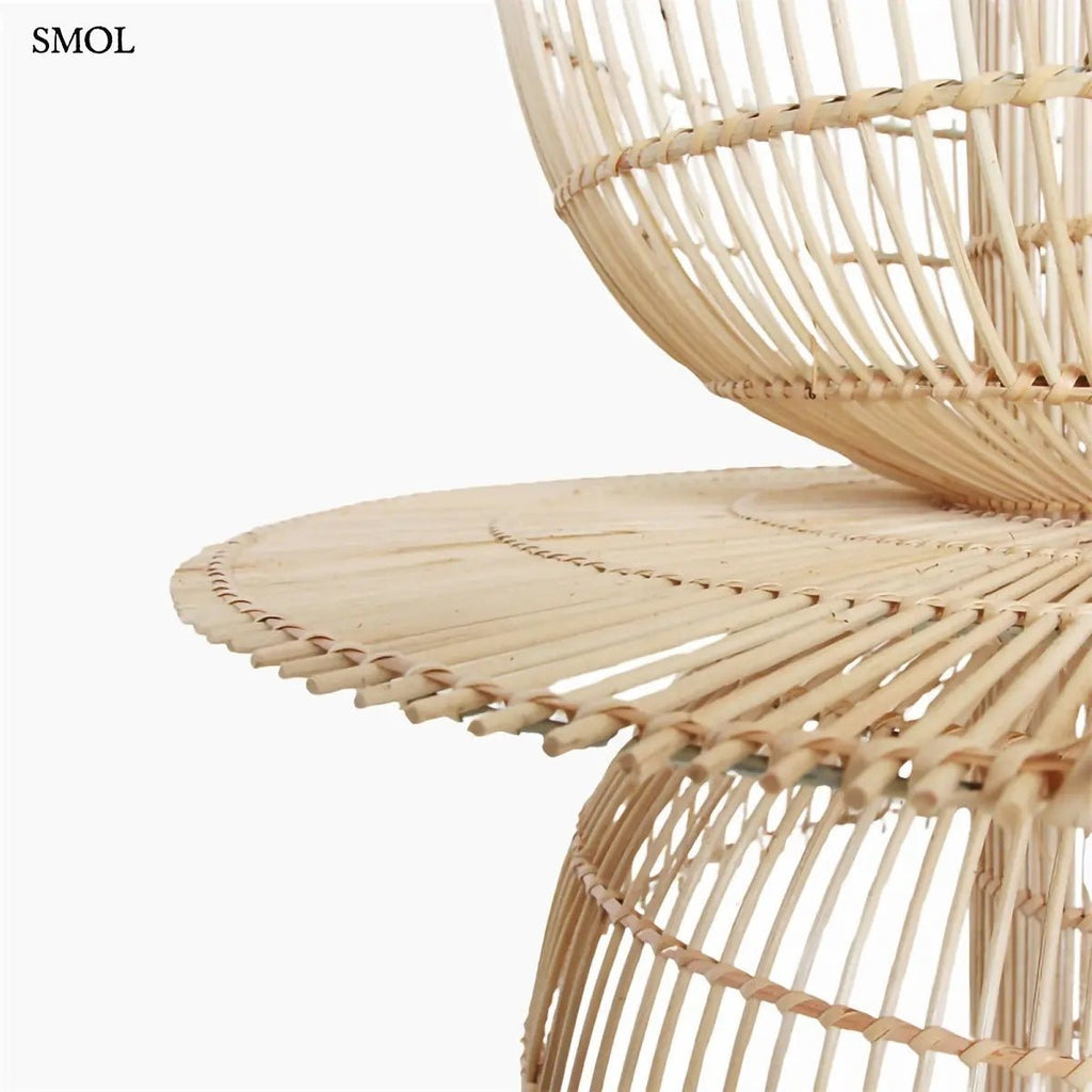 Kézzel szőtt, többszintes Saturn rattan függőlámpa natúr színben, fekete kábellel, oldalról nagyítva