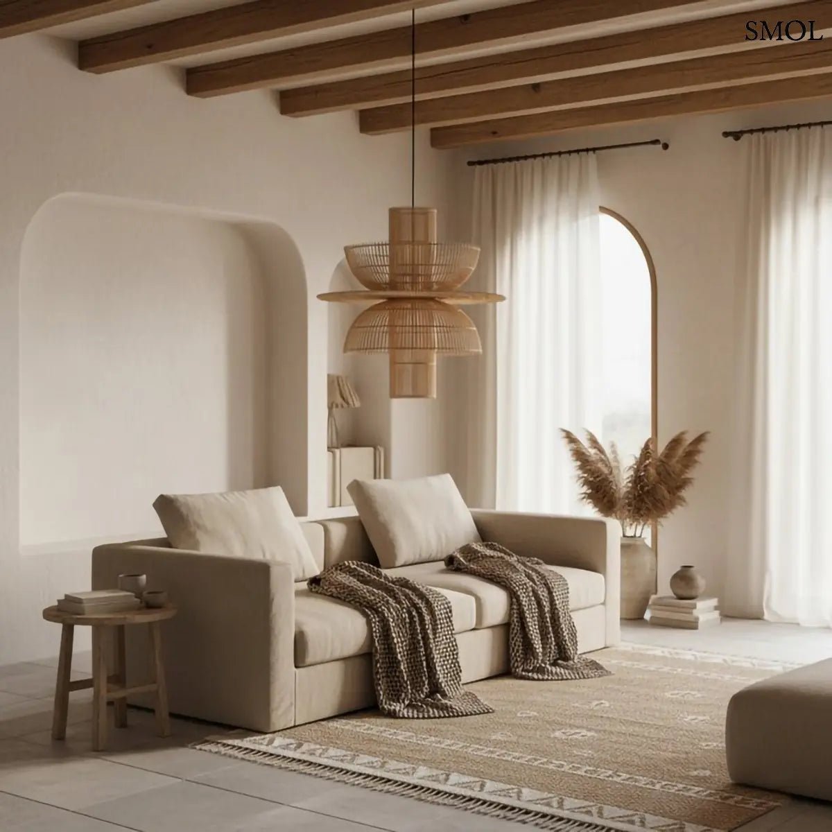 Kézzel szőtt, többszintes Saturn rattan függőlámpa natúr színben, fekete kábellel, nappaliban