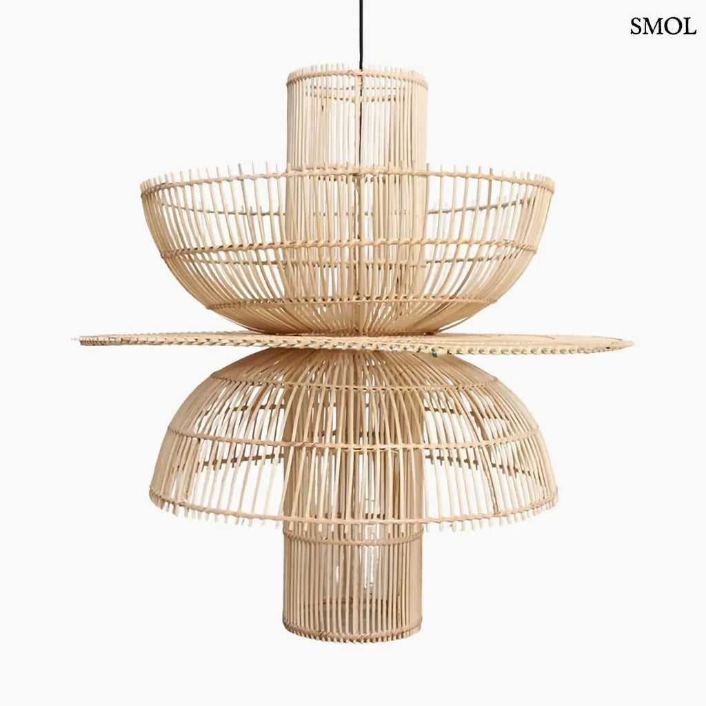 Kézzel szőtt, többszintes Saturn rattan függőlámpa natúr színben, fekete kábellel, fehér háttérrel