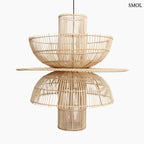 Kézzel szőtt, többszintes Saturn rattan függőlámpa natúr színben, fekete kábellel, fehér háttérrel