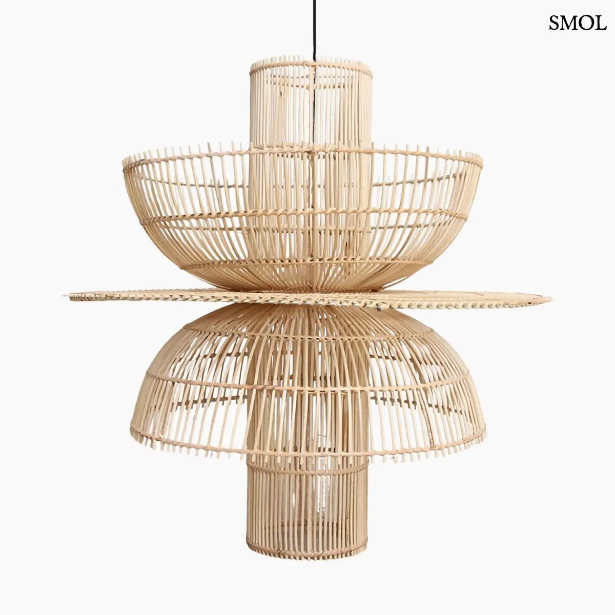 Kézzel szőtt, többszintes Saturn rattan függőlámpa natúr színben, fekete kábellel, fehér háttérrel