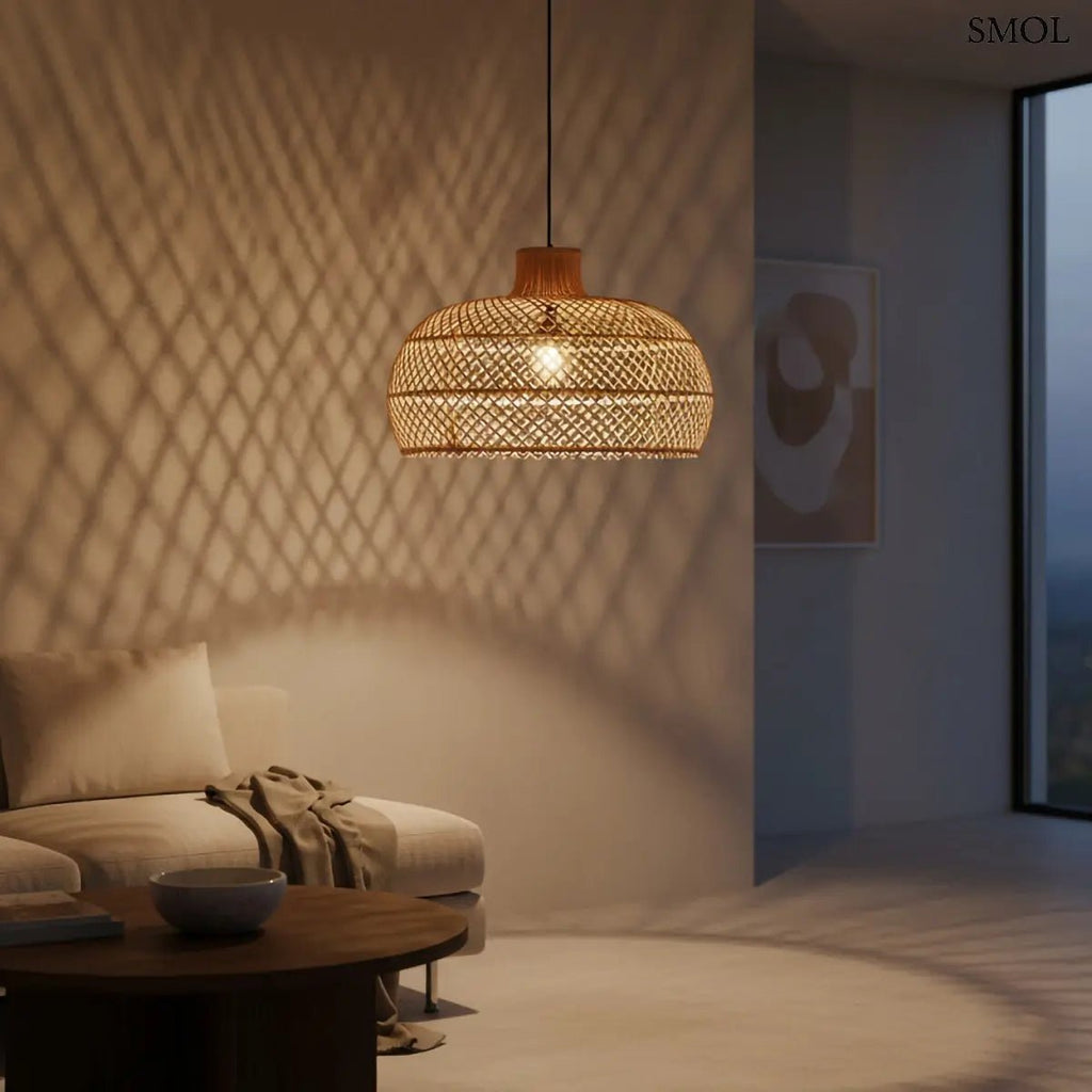 Modern, rácsos szerkezetű rattan függőlámpa natúr kivitelben, fényjátékkal a falon