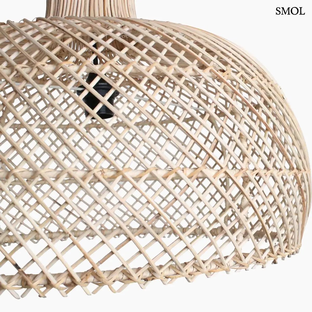 Modern, rácsos szerkezetű rattan függőlámpa natúr kivitelben, nagyítva