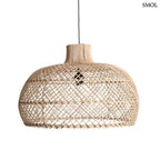 Modern, rácsos szerkezetű rattan függőlámpa natúr kivitelben, fehér háttérrel