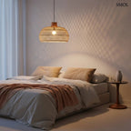 Kézzel fonott natúr rattan függőlámpa lágy, szórt fényekkel és organikus textúrával, modern és természetes stílusú enteriőrbe, ágy felett, világító égővel