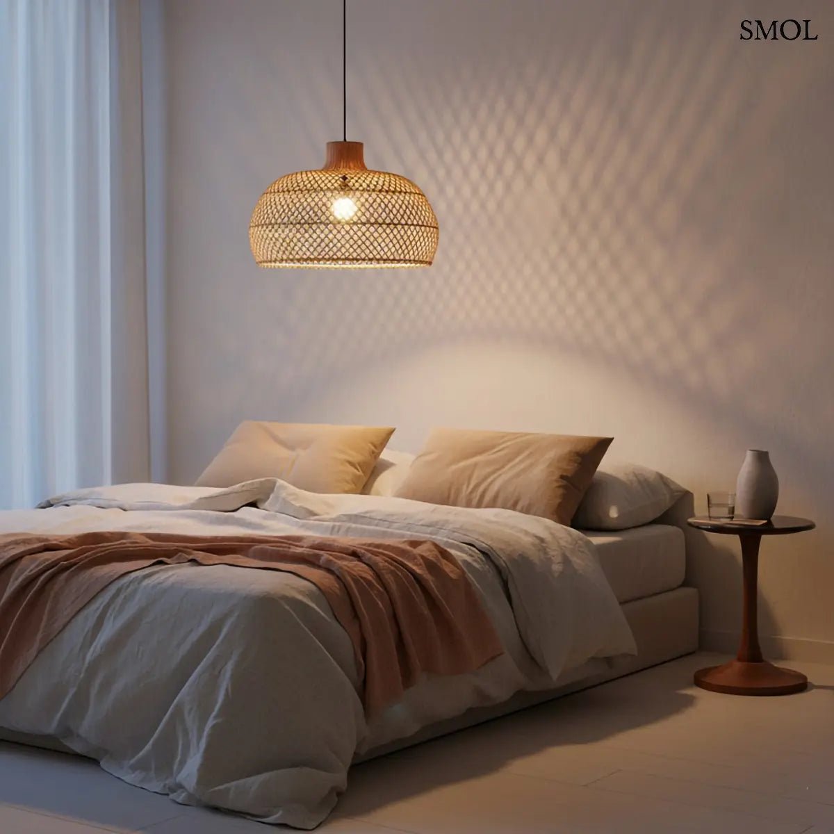 Kézzel fonott natúr rattan függőlámpa lágy, szórt fényekkel és organikus textúrával, modern és természetes stílusú enteriőrbe, ágy felett, világító égővel