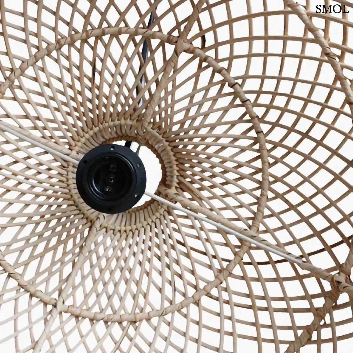 Kézzel fonott natúr rattan függőlámpa lágy, szórt fényekkel és organikus textúrával, modern és természetes stílusú enteriőrbe, belülről