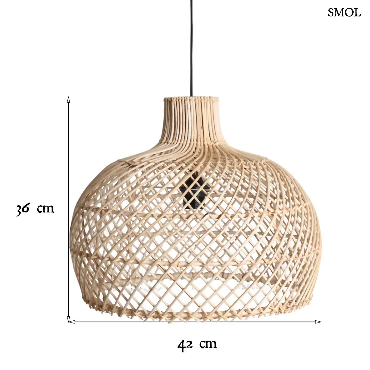 Kézzel fonott natúr rattan függőlámpa lágy, szórt fényekkel és organikus textúrával, modern és természetes stílusú enteriőrbe, méretekkel
