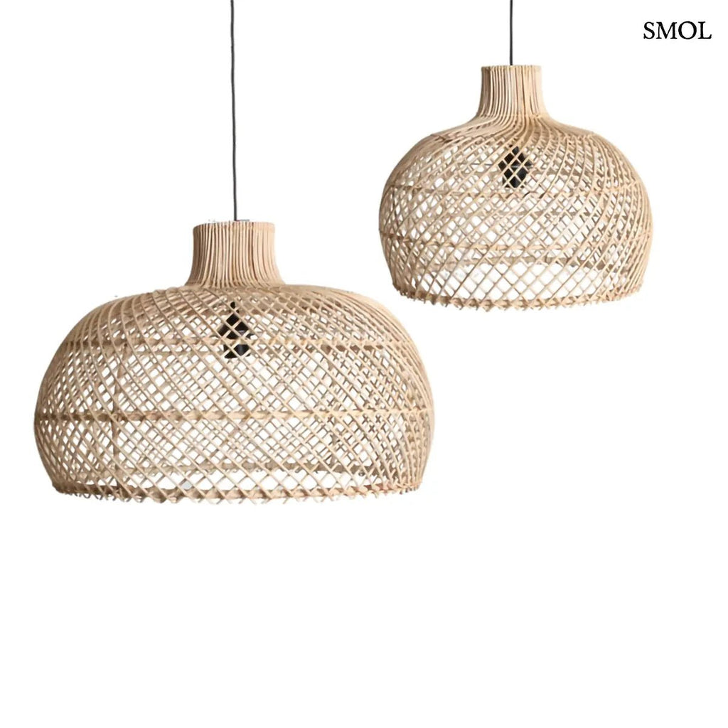 Kézzel fonott natúr rattan függőlámpa lágy, szórt fényekkel és organikus textúrával, modern és természetes stílusú enteriőrbe, két méretben