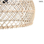 Kézzel fonott natúr rattan függőlámpa lágy, szórt fényekkel és organikus textúrával, modern és természetes stílusú enteriőrbe, nagyítva