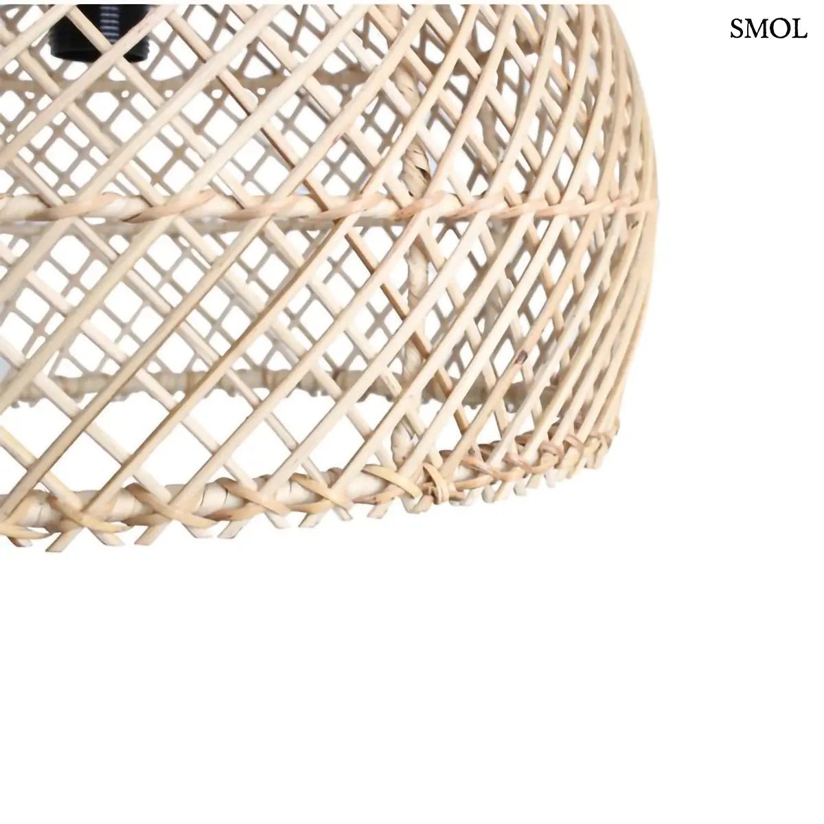 Kézzel fonott natúr rattan függőlámpa lágy, szórt fényekkel és organikus textúrával, modern és természetes stílusú enteriőrbe, nagyítva