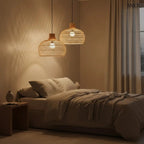 Kézzel fonott natúr rattan függőlámpa lágy, szórt fényekkel és organikus textúrával, modern és természetes stílusú enteriőrbe, hálószobában, duplán