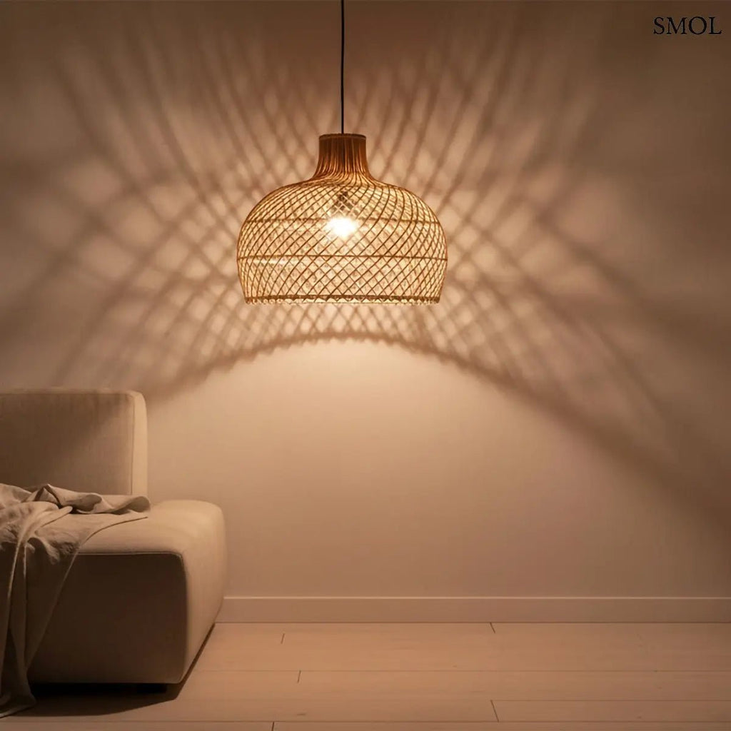 Kézzel fonott natúr rattan függőlámpa lágy, szórt fényekkel és organikus textúrával, modern és természetes stílusú enteriőrbe, árnyjátékkal